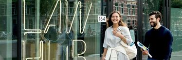 Rechtenstudenten lopen voorbij de Amsterdam Law Hub