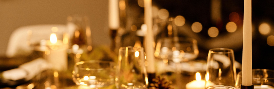 Gedekte tafel met kaarsen