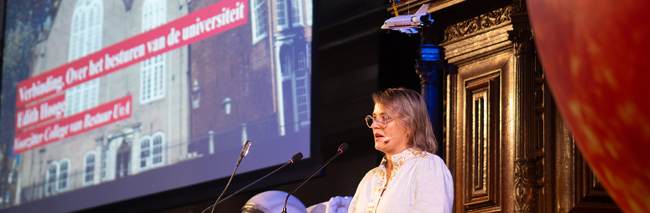 Voorzitter van het College van Bestuur Edith Hooge tijdens de opening van het acadisch jaar. 