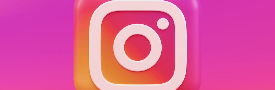 Instagram-logo tegen een roze achtergrond