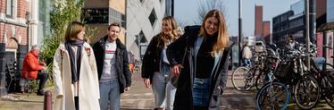 Studenten op de Roeterseilandcampus