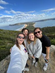 Student Medische informatiekunde Olivier (linksachter op de foto) samen met medestudenten in Australië, waar hij onderzoek doet.