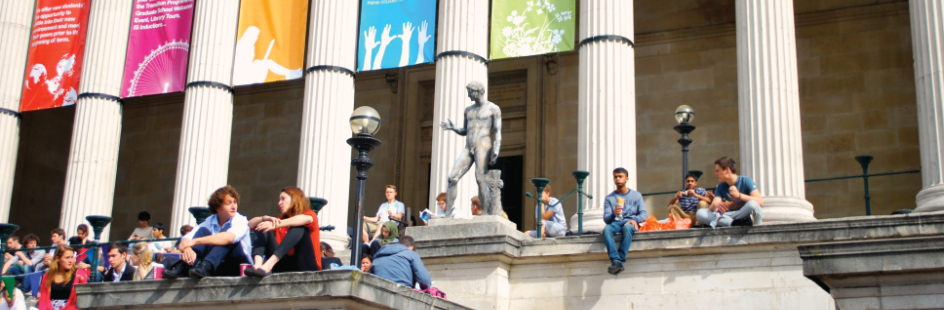 Studenten op de trappen van een universiteitsgebouw in Londen.