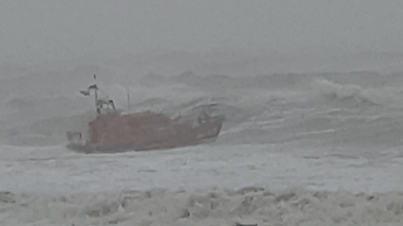 Video Showing Hastings Rnli S Shannon Class Lifeboat Battling The