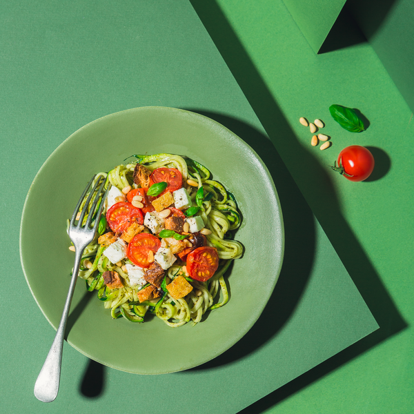 Renew_58BL_Spaghettis de courgettes au pesto, toates tôties, mozzarella et croûtons square.tif