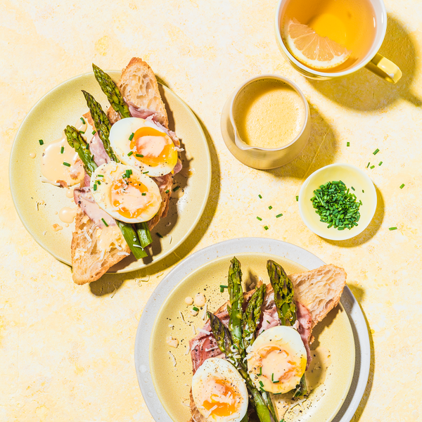 RECIPE OF THE MONTH_JULY 2022_FANCY BREAKFAST _COMPANION_HONEYMOON EGGS BENEDICT SQUARE.tif