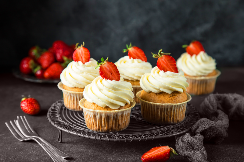 Cup cake with strawberry-Cupcakes à la fraise_iStock-831559848_super.tif