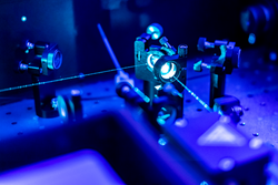 laser reflect on optic table un quantum laboratory