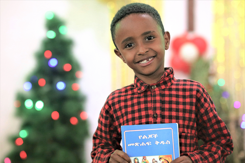 ET_Child holding his Bible  2 2022_0004756